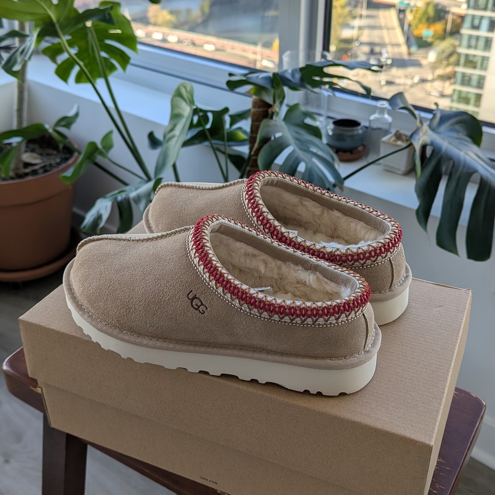 UGG Tasman W6 Sand/Dark Cherry